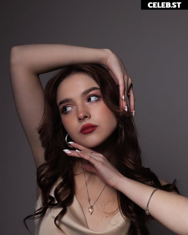 yuliana_peters.l Image 12312410