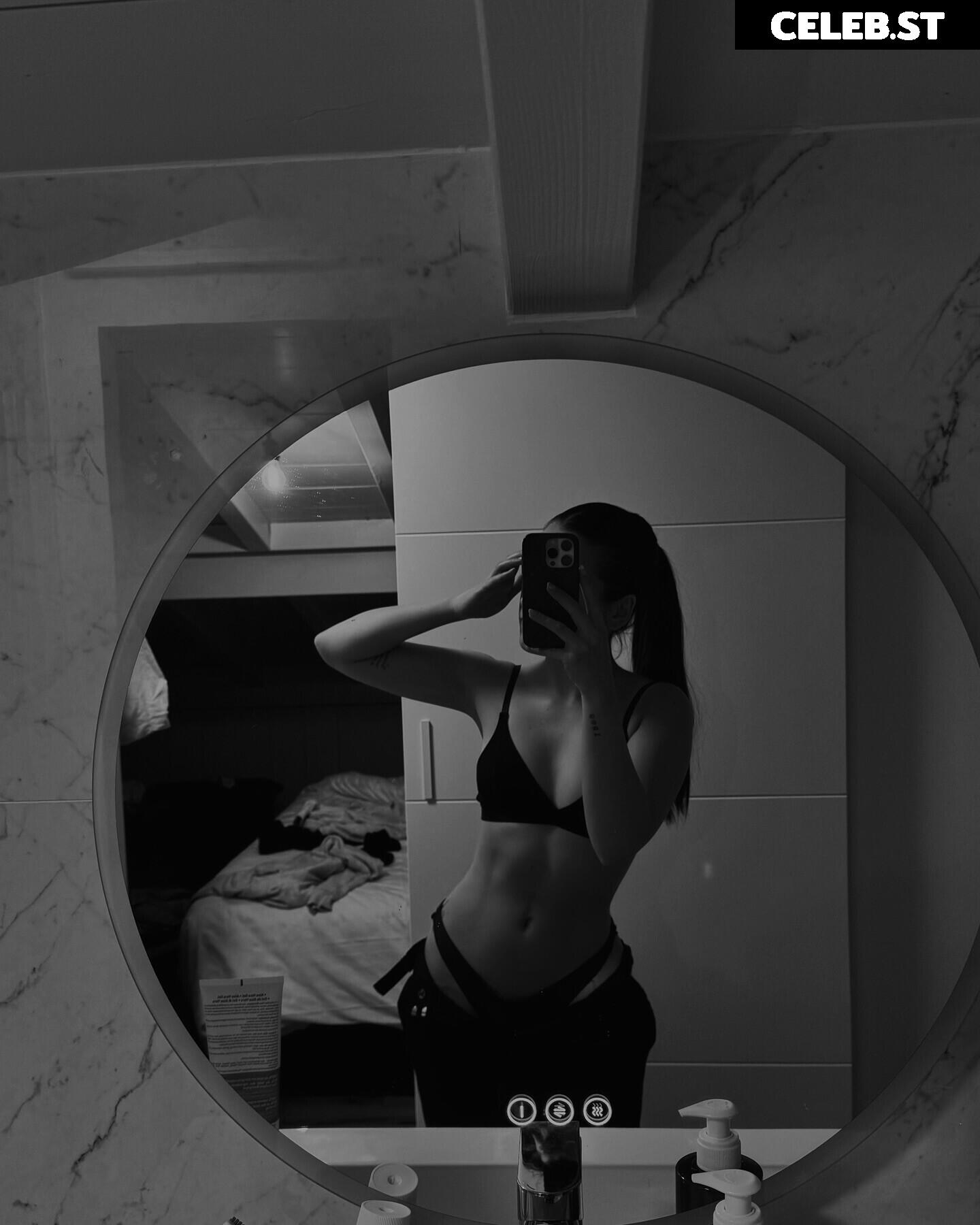 Apo / apollinegrmz / apolline_guer Image 12304681