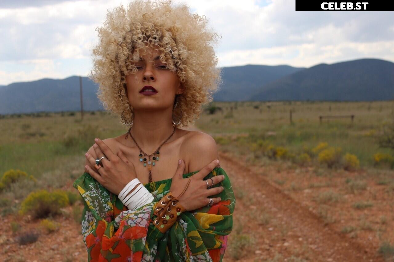 Rava Banks / ravalavabanks Image 12300813