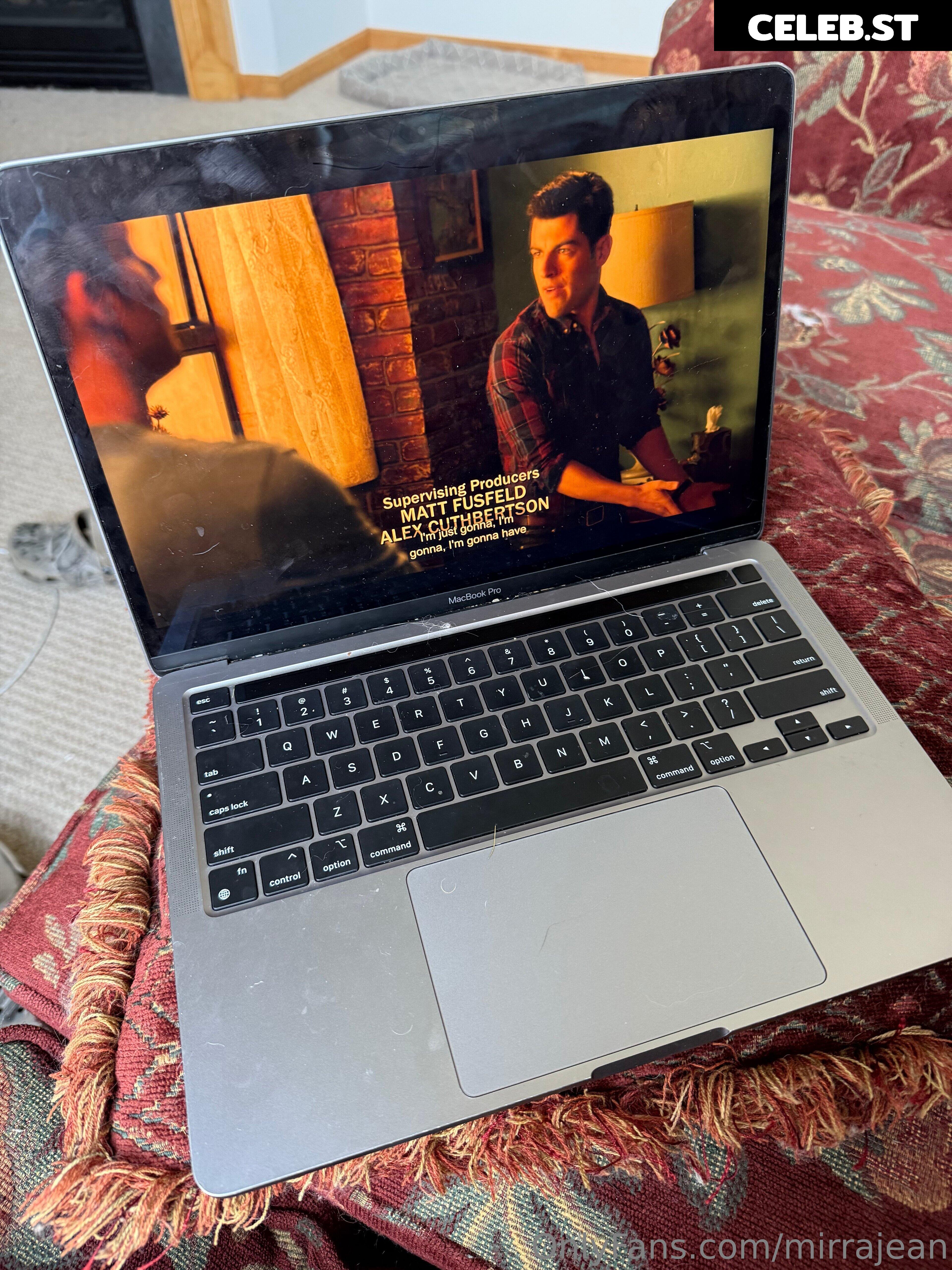 Curious_Hour / mirrajean Image 12268816