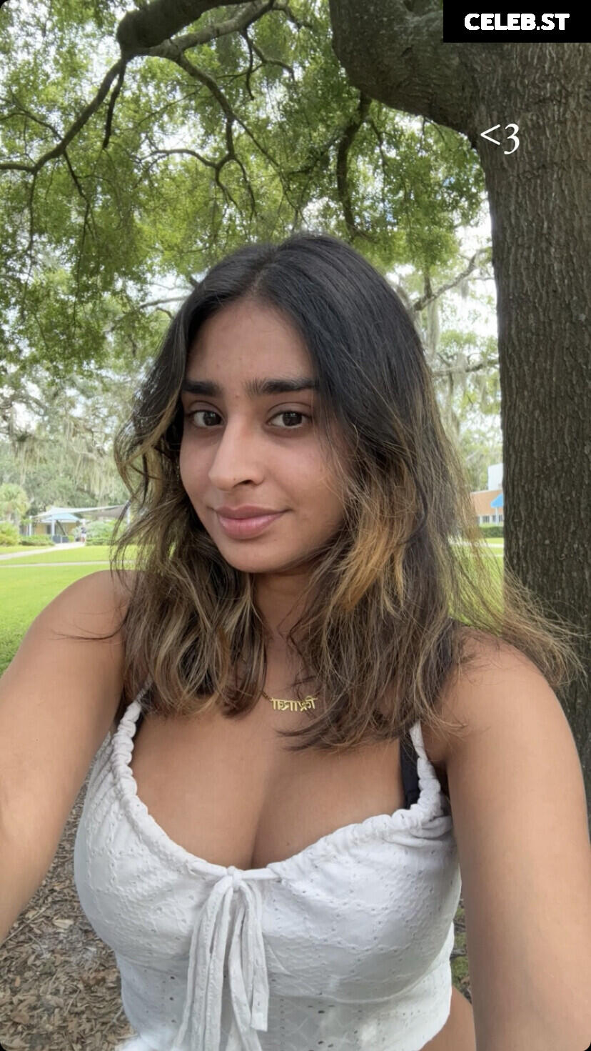 Vishakha Bhanot | vishakhaaa15 | Image 12283822
