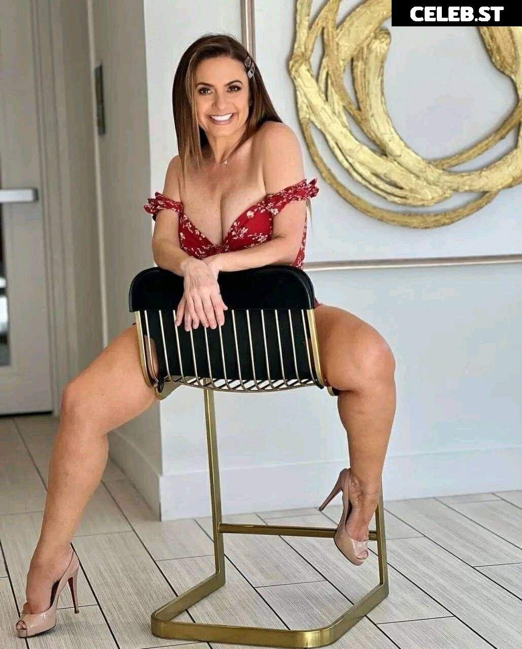 Penelope Menchaca TV host Image 12282918