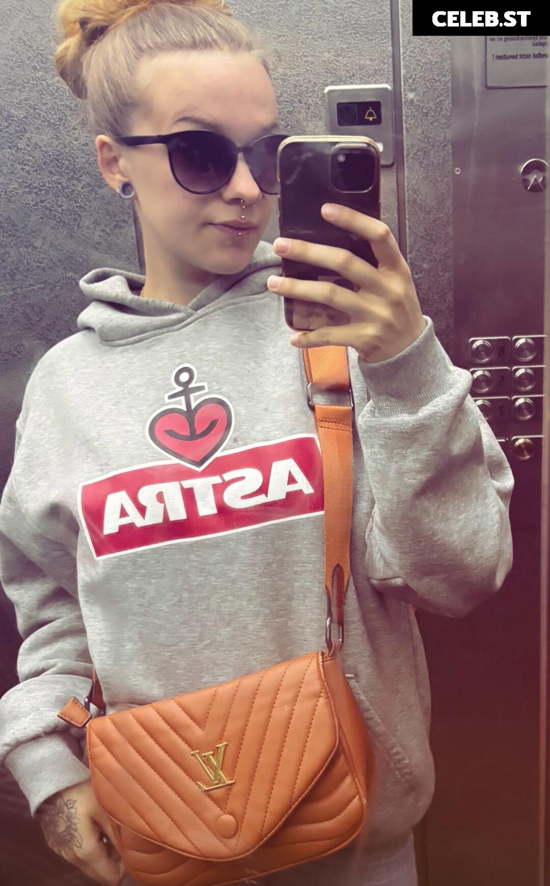 _a_x_n_x / Anna Mueller Image 12119515