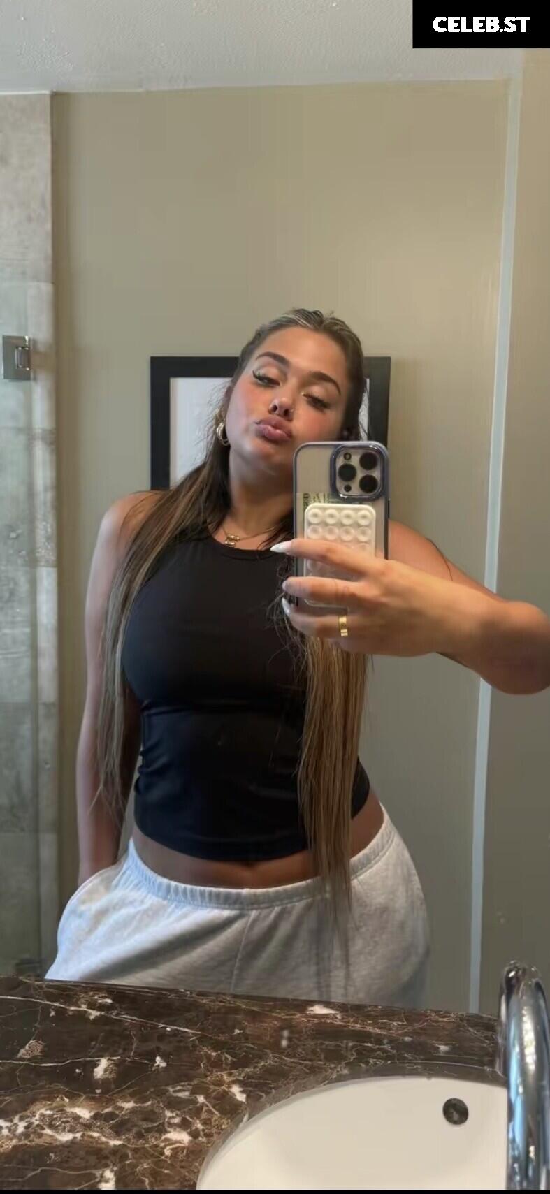 julia.whiteeee7 Image 12133118