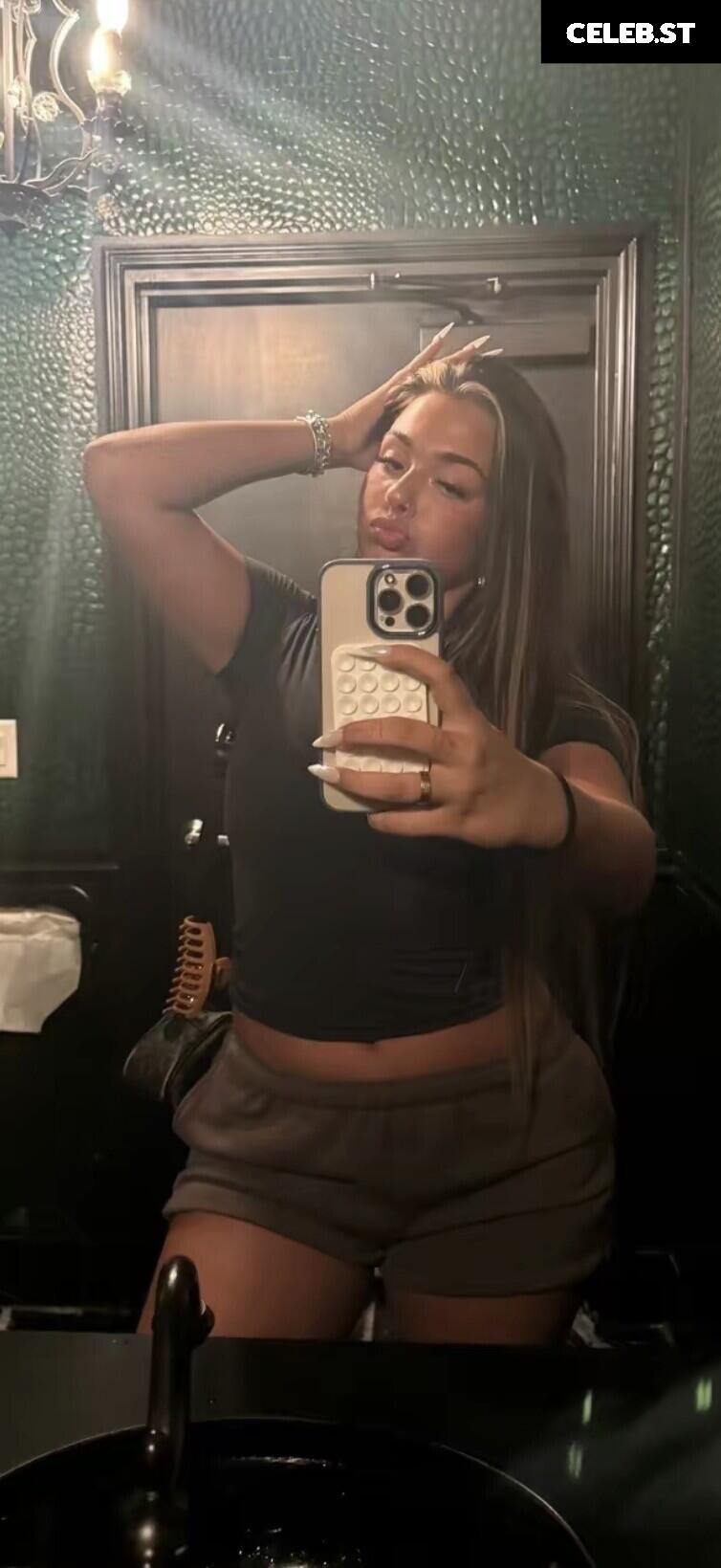 julia.whiteeee7 Image 12133108