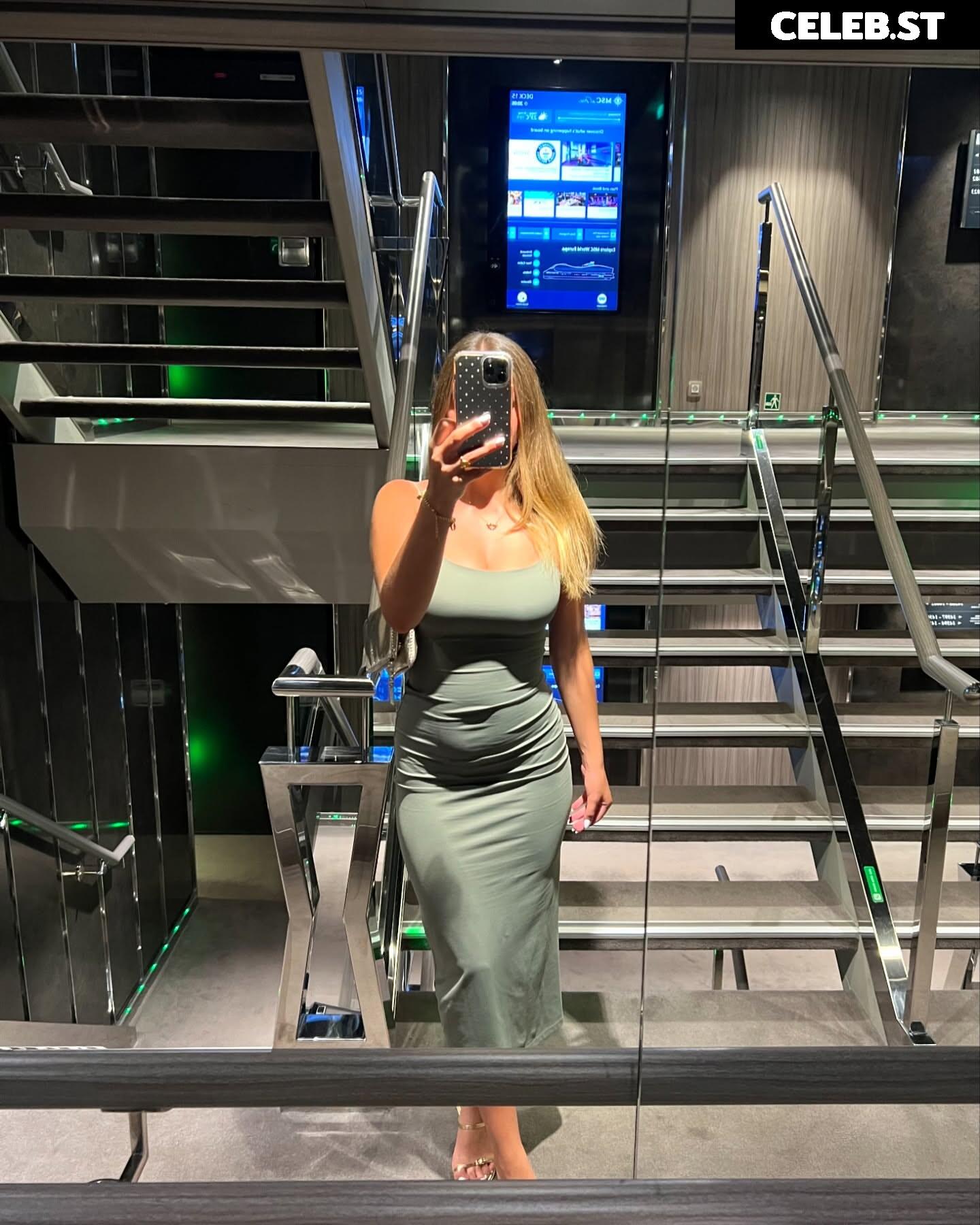 _.lara.sofia Image 12183491