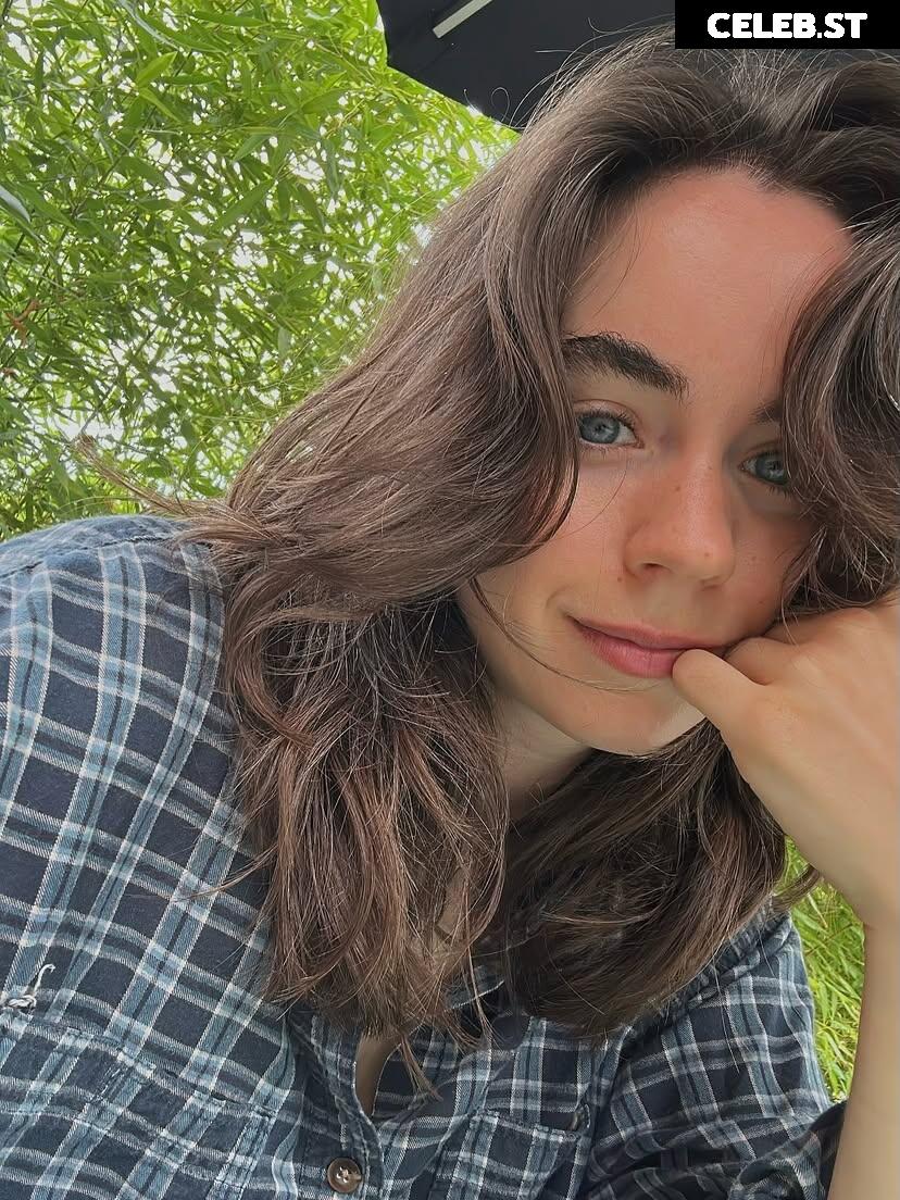 Sarah Desjardins Image 12060036