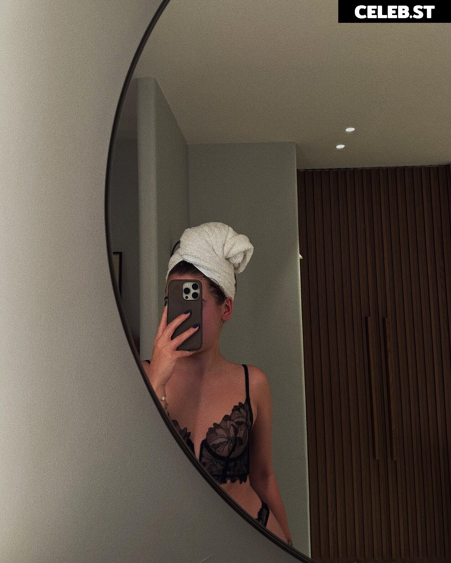 Apo / apollinegrmz / apolline_guer Image 12011096