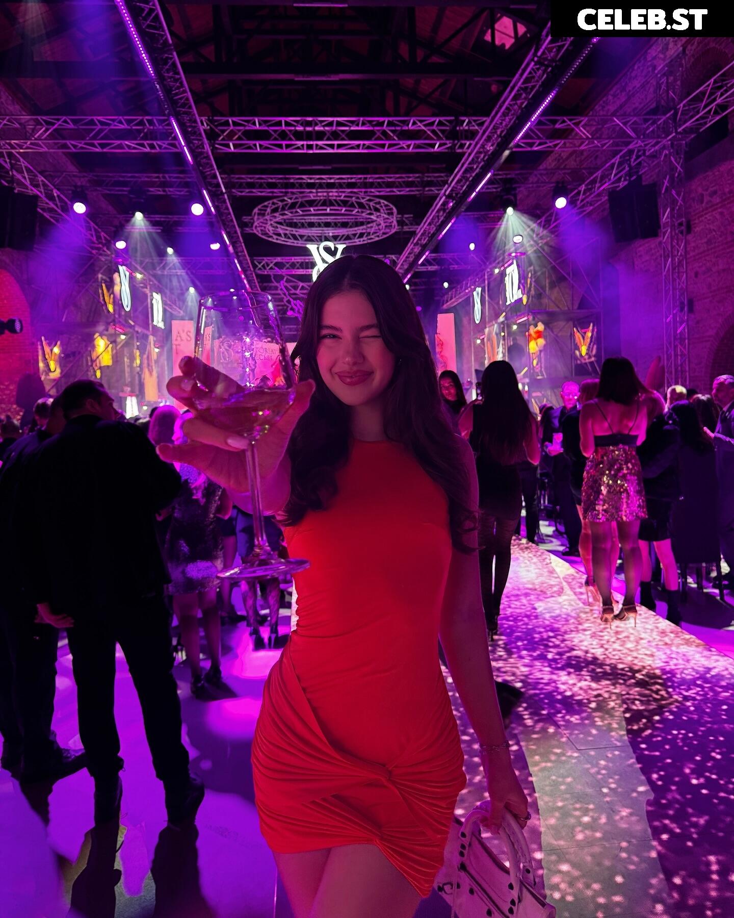 Sinem Melek Coşkun / sinemcoskunss / sinemcoskuns Image 12034879