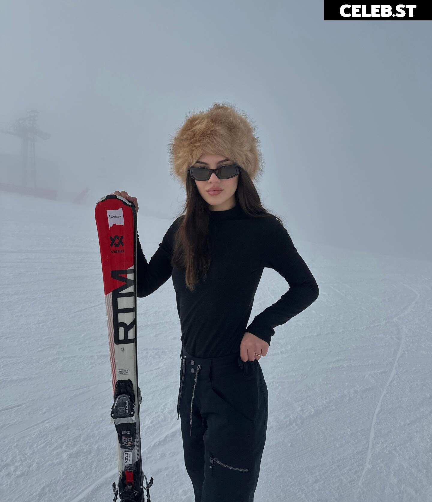 Sinem Melek Coşkun / sinemcoskunss / sinemcoskuns Image 12034790