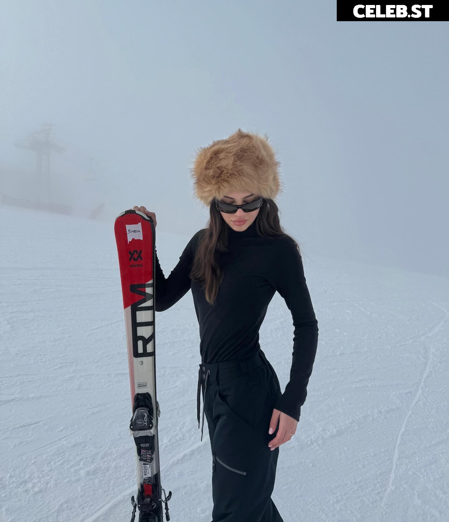 Sinem Melek Coşkun / sinemcoskunss / sinemcoskuns Image 12034787