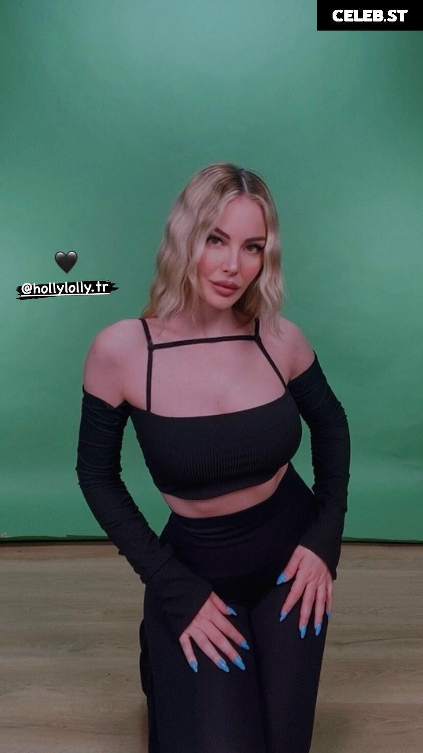 Hande Sarıoğlu Image 12036087