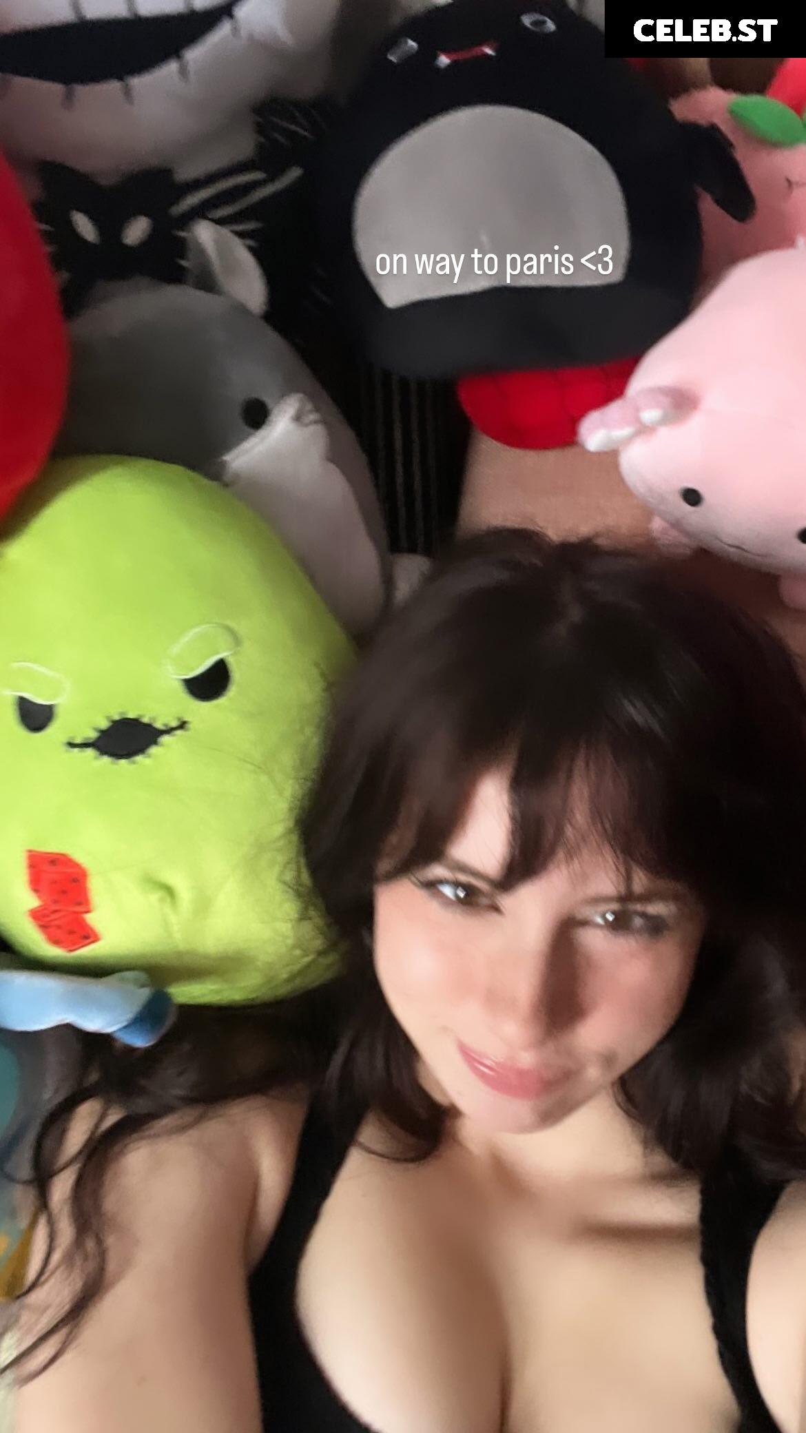 Liv @littlelivbug Image 12004336