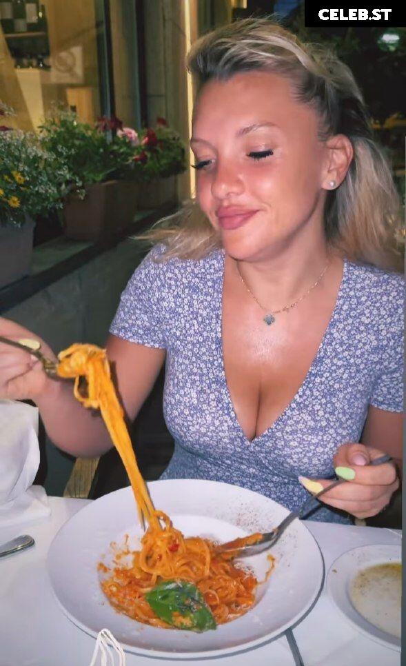 Evelyn Burdecki Image 1842665