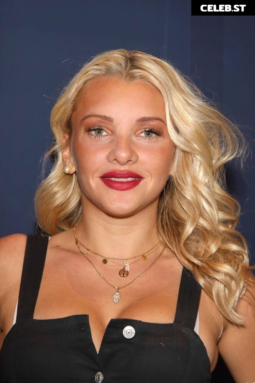 Evelyn Burdecki Image 1836227