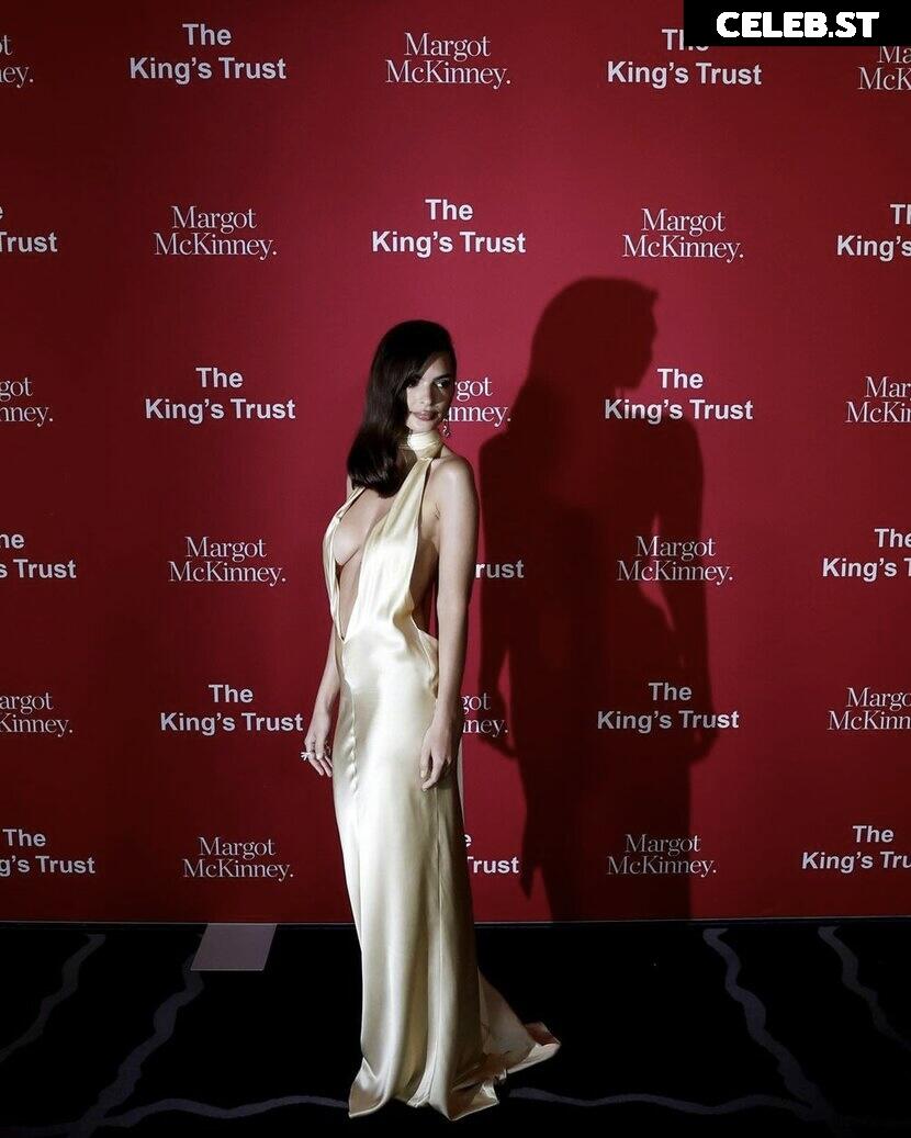 Emily Ratajkowski Image 1808131