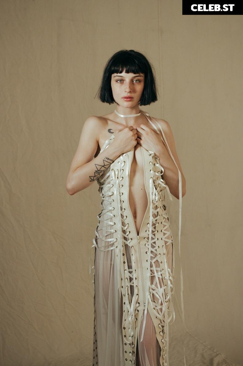 Alice Pagani Image 1996355