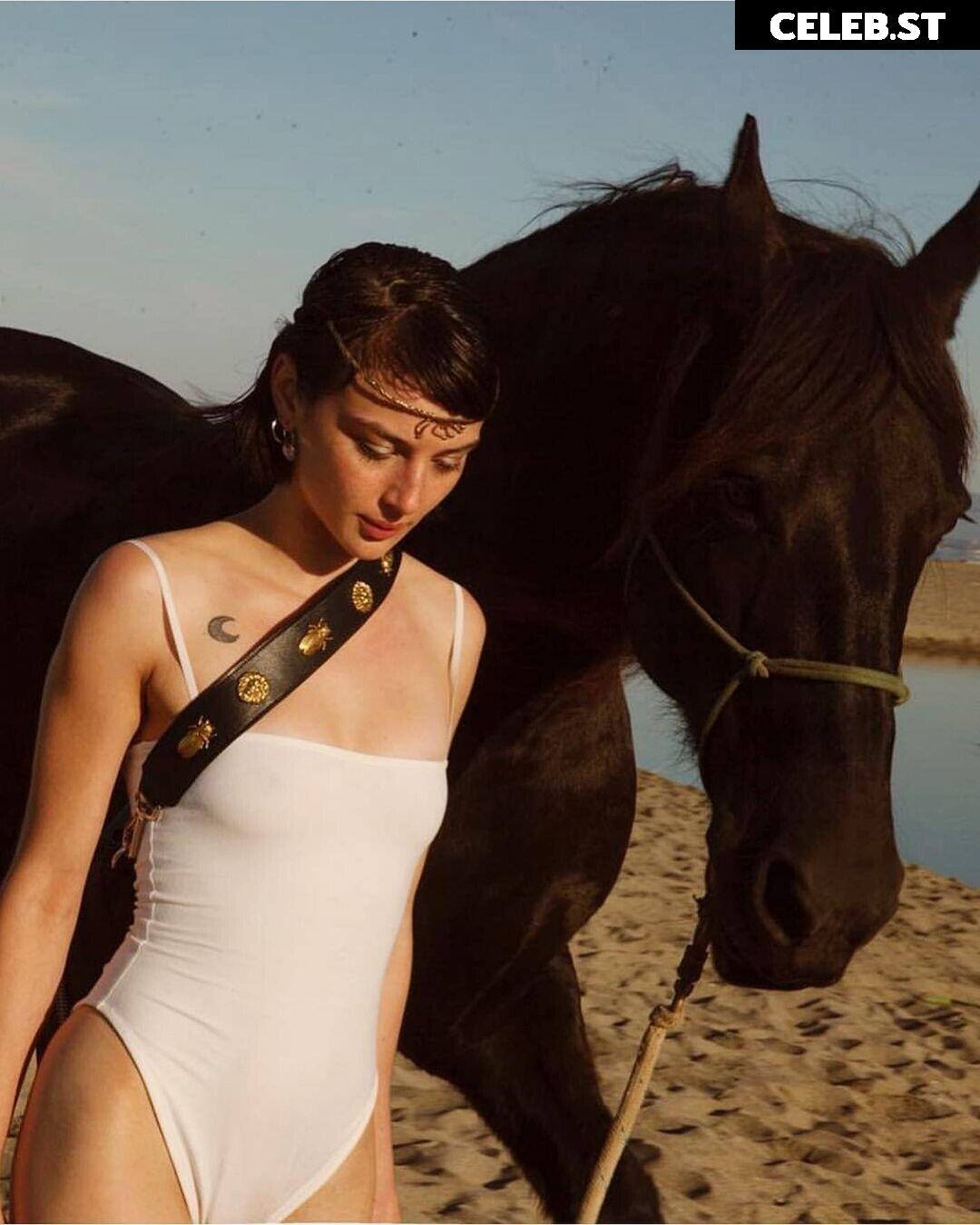 Alice Pagani Image 1999233