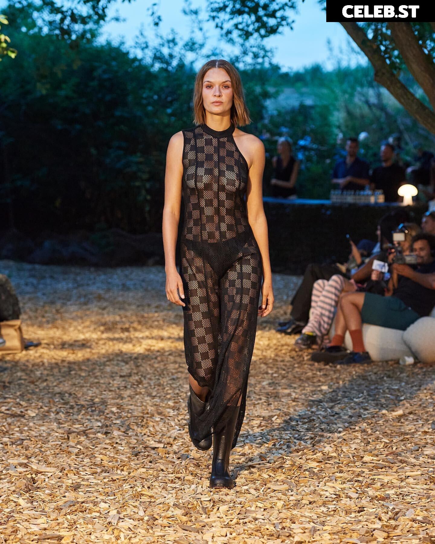 Josephine Skriver Image 1983086