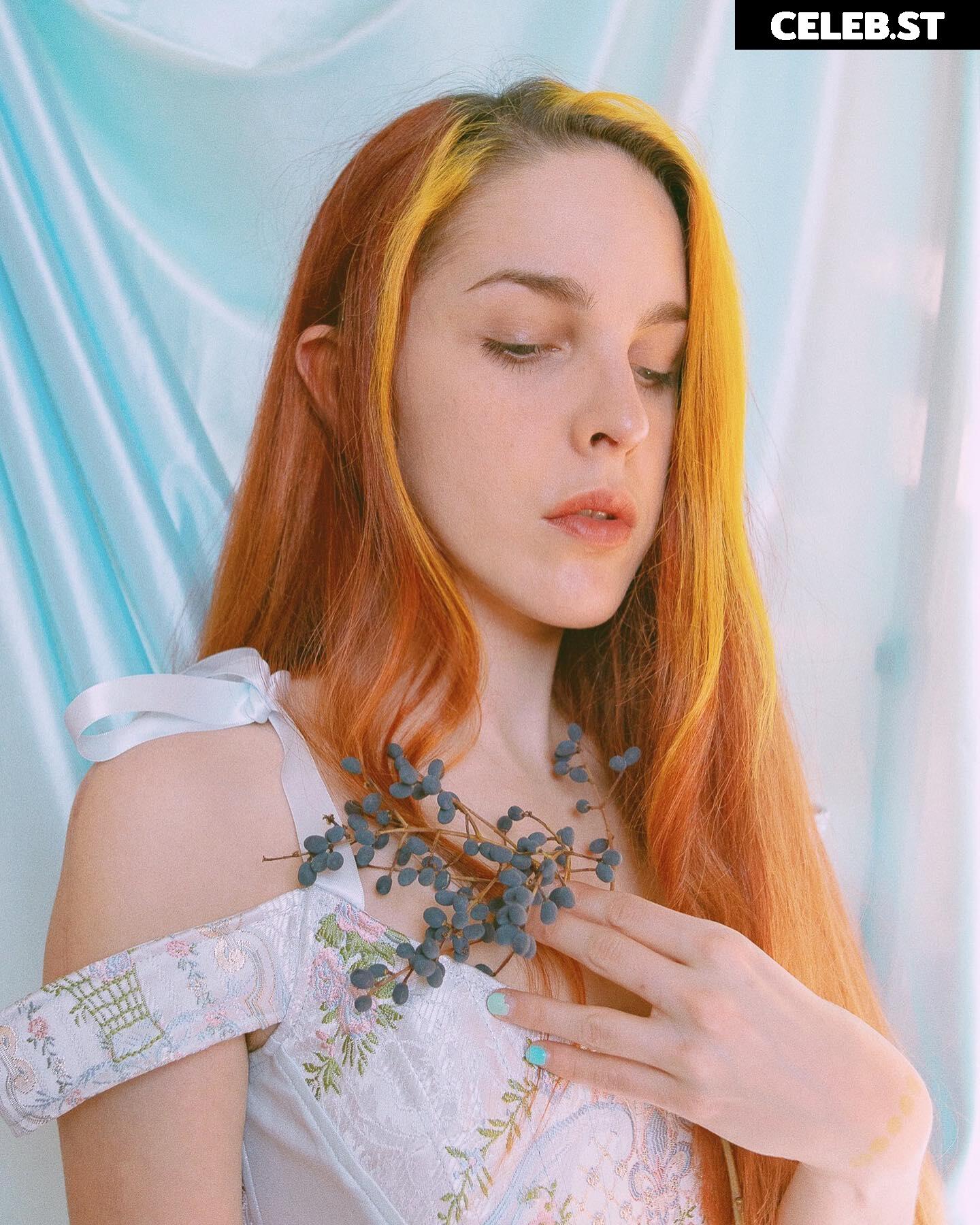 Amarna Miller Image 197705
