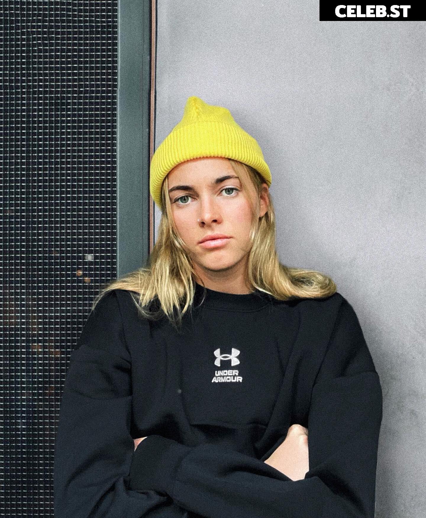 Female football/soccer players Image 19693621