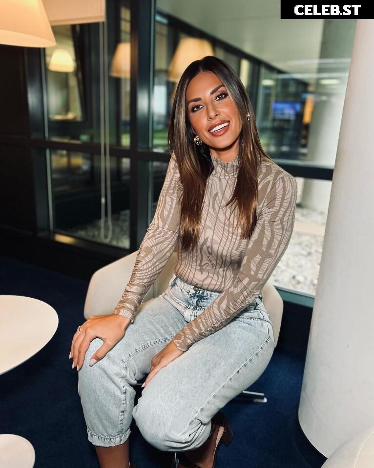 Jana Azizi Image 1957694