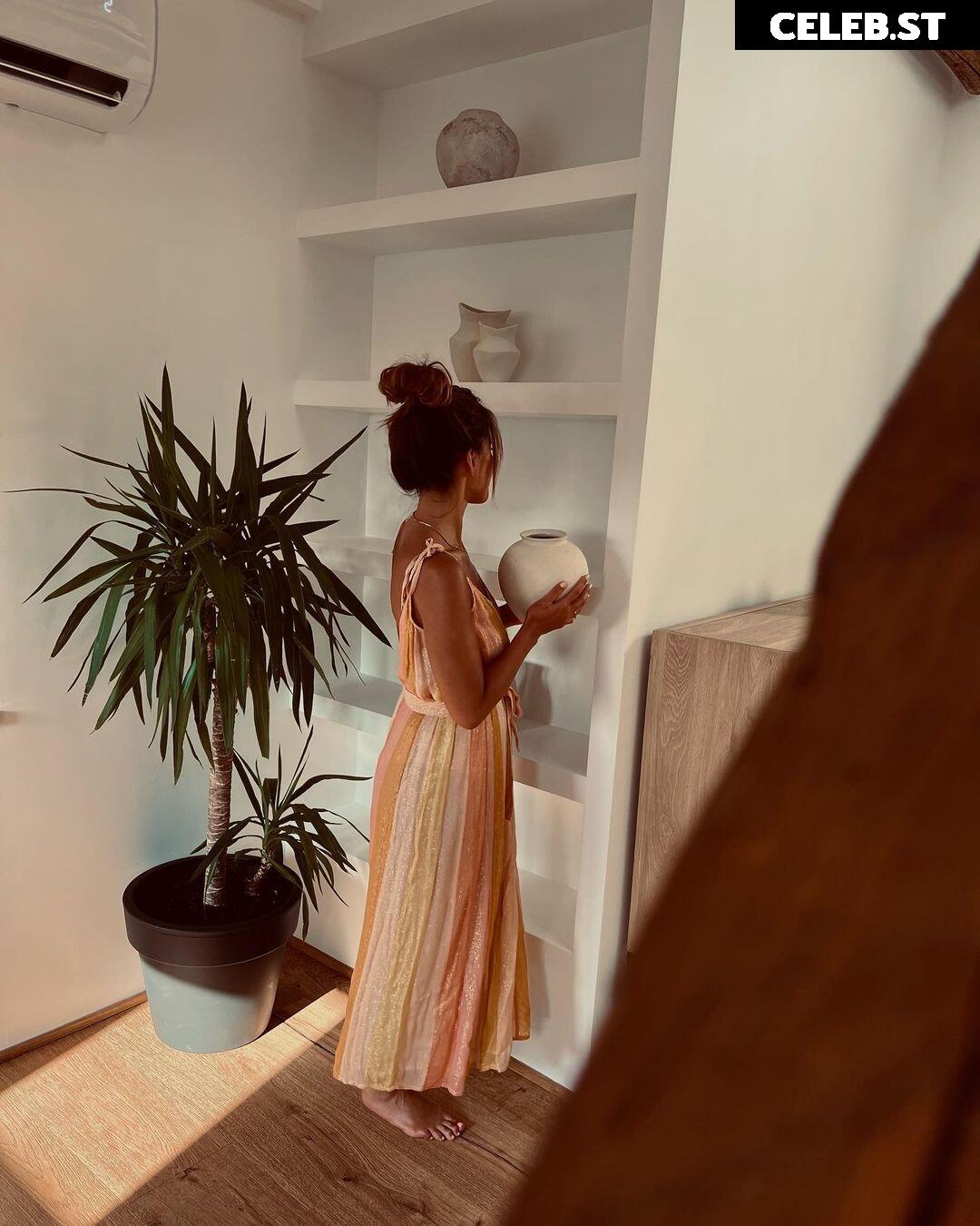 Jana Azizi Image 1954143