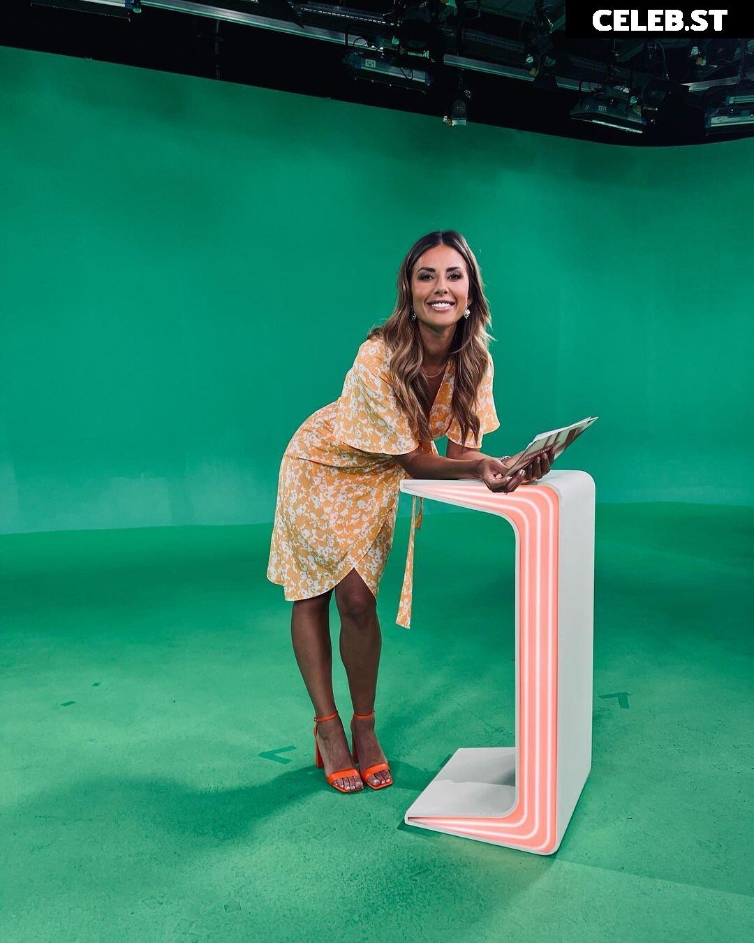 Jana Azizi Image 1954295