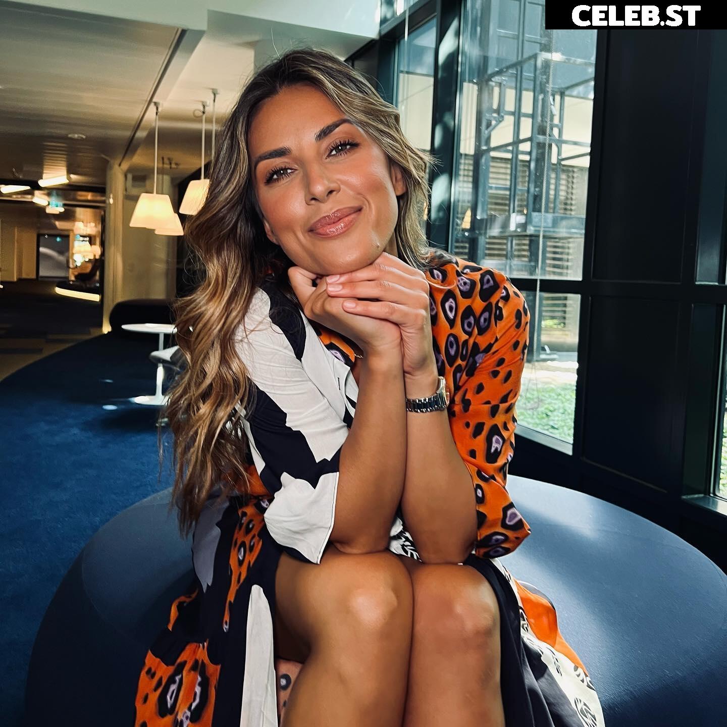 Jana Azizi Image 1953561