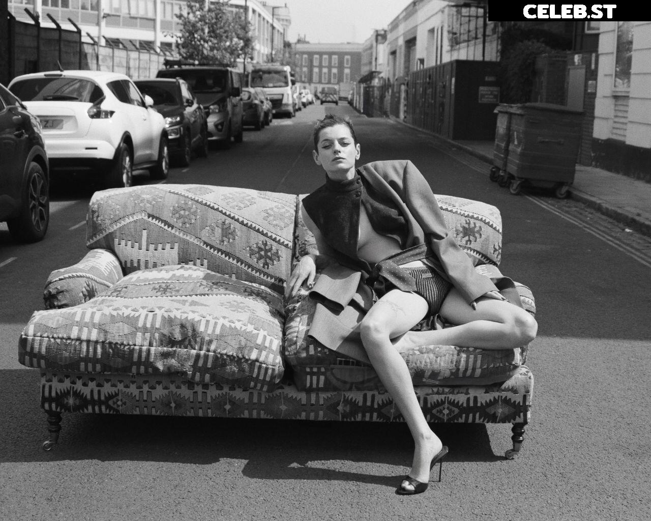 Emma Corrin Image 1950687