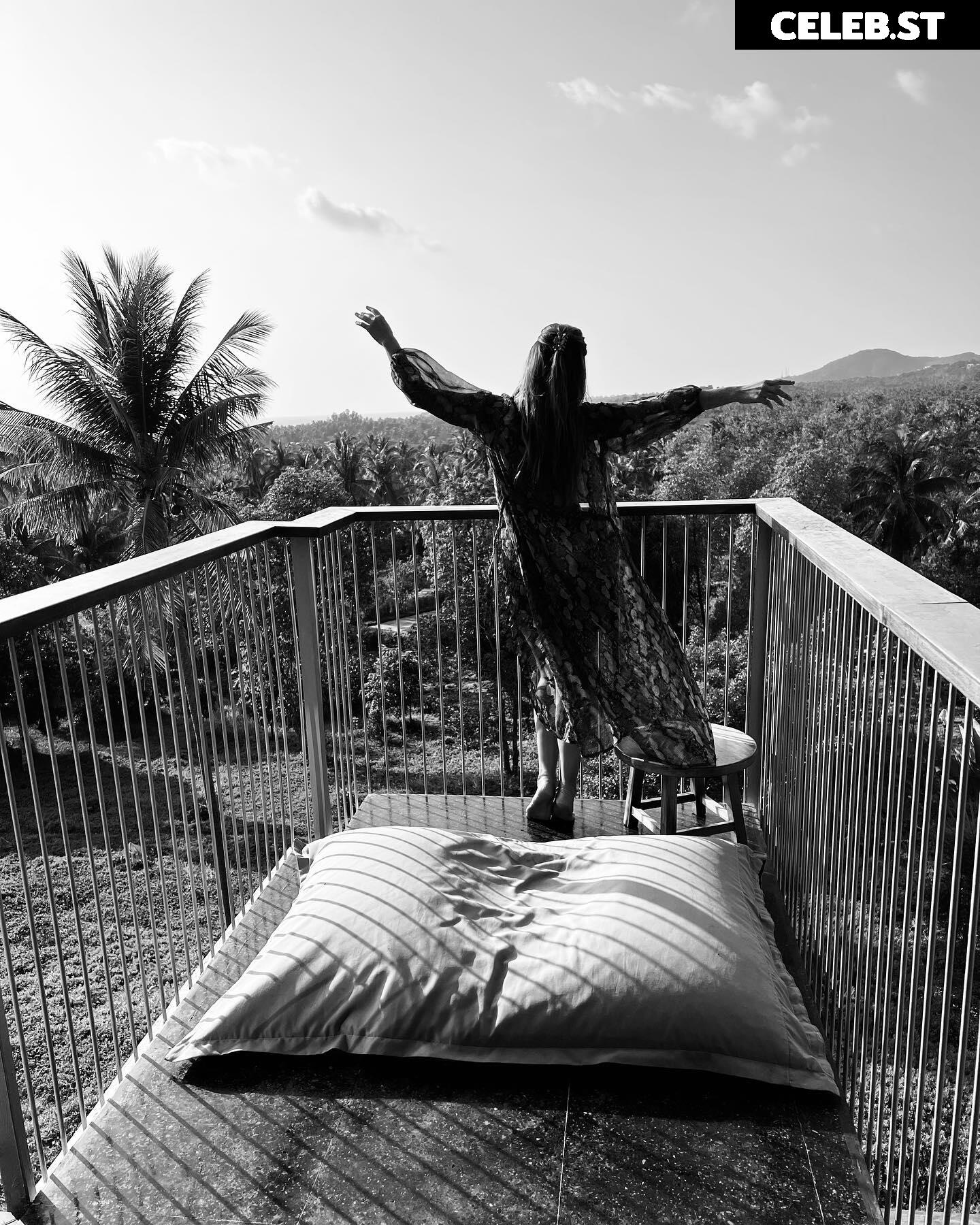 Jana Azizi Image 1946739