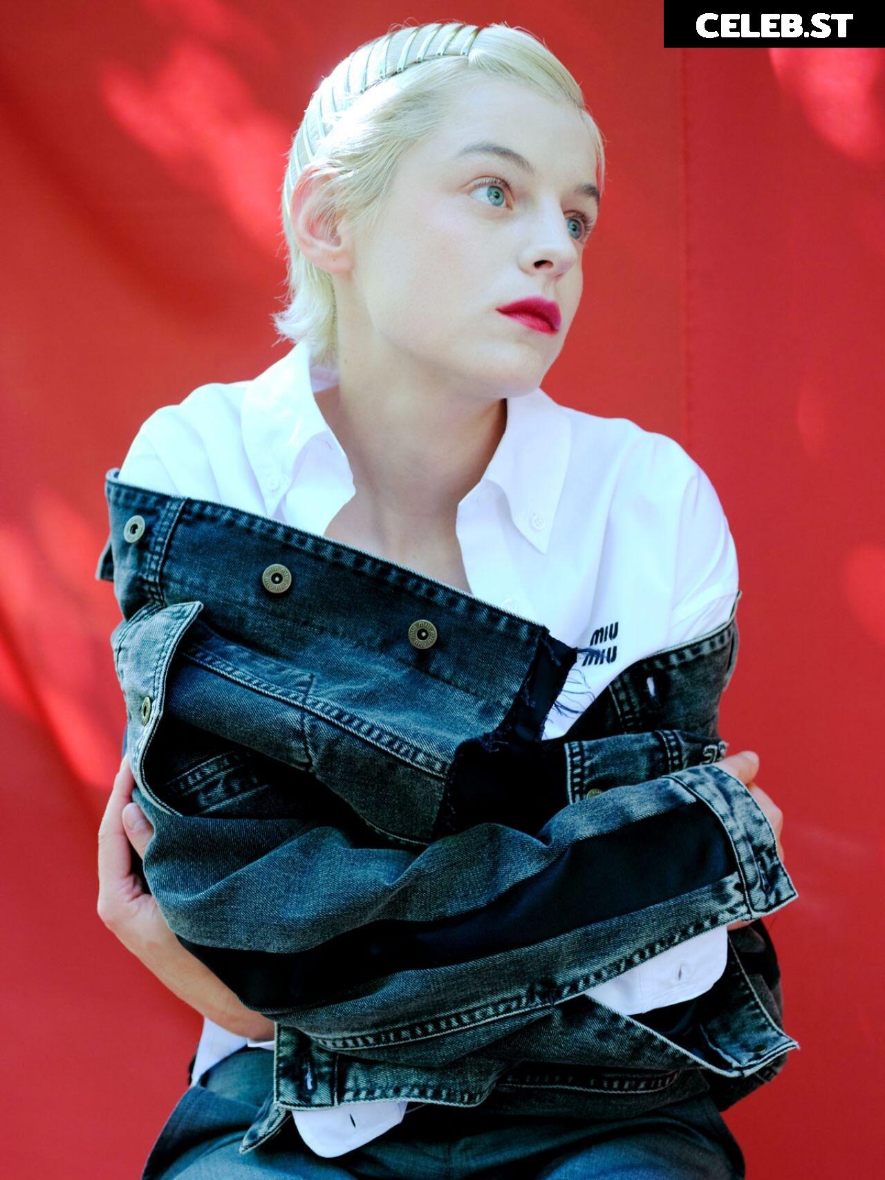 Emma Corrin Image 1946966