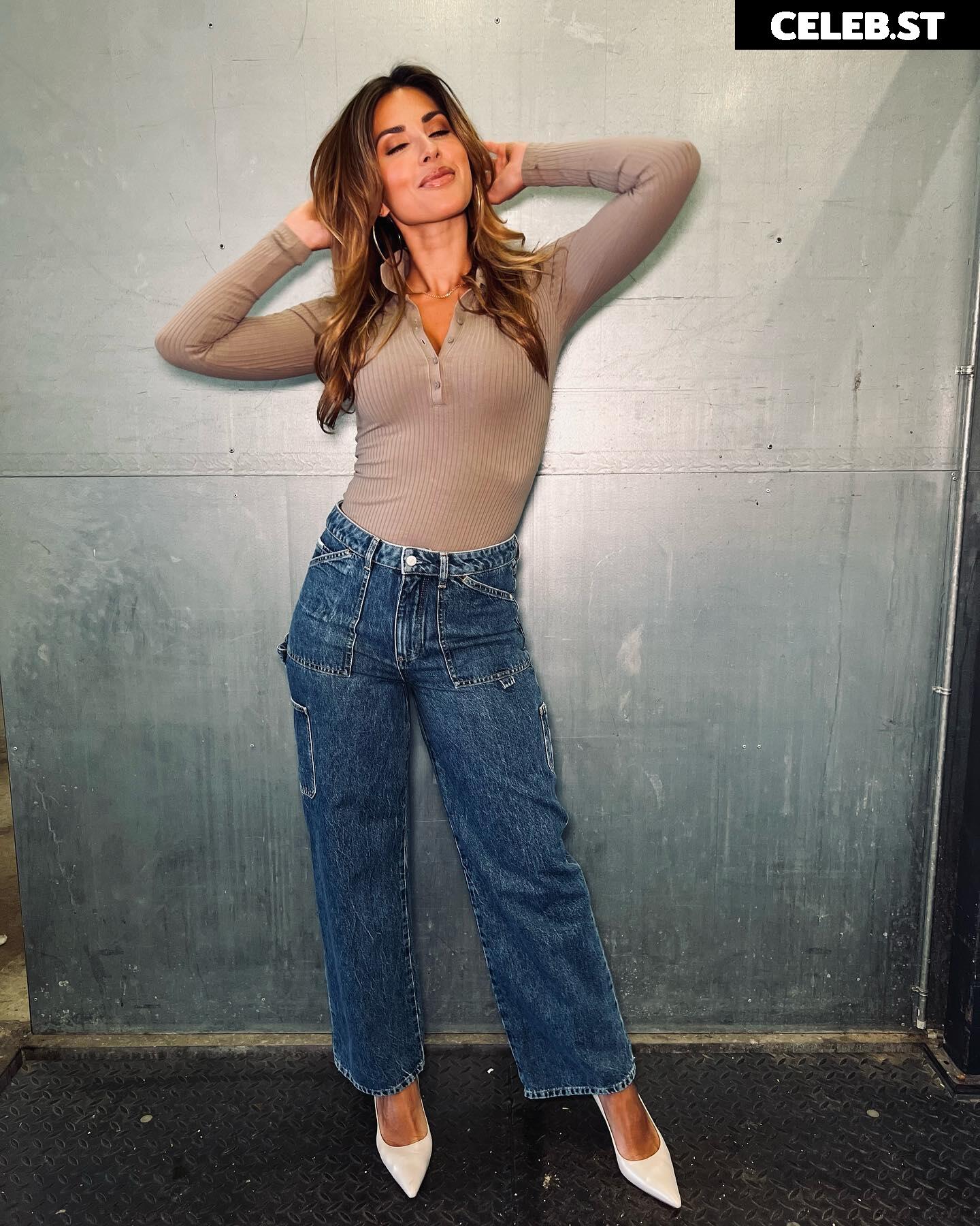 Jana Azizi Image 1946915