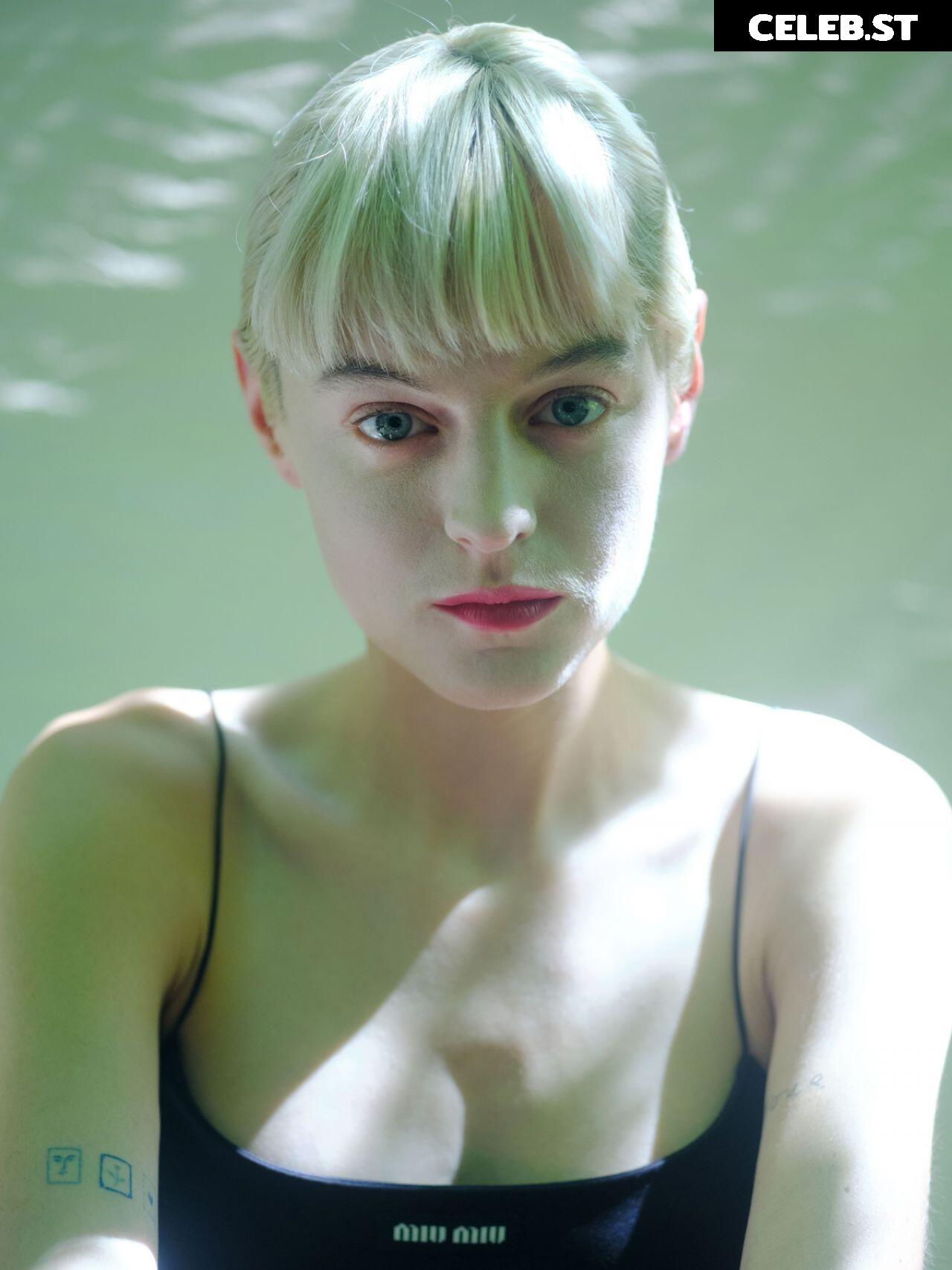 Emma Corrin Image 1947243