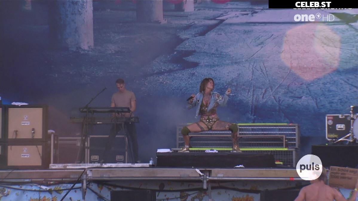 Jennifer Weist Image 1944114