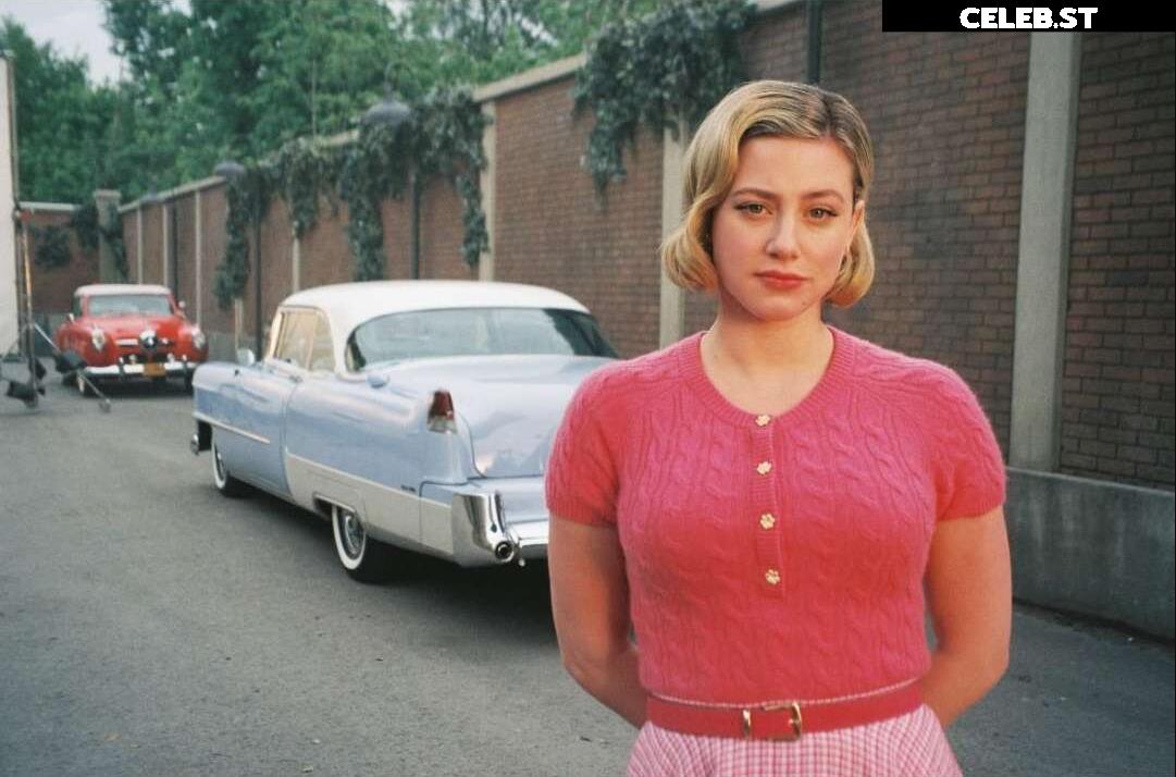 Lili Reinhart Image 1944136