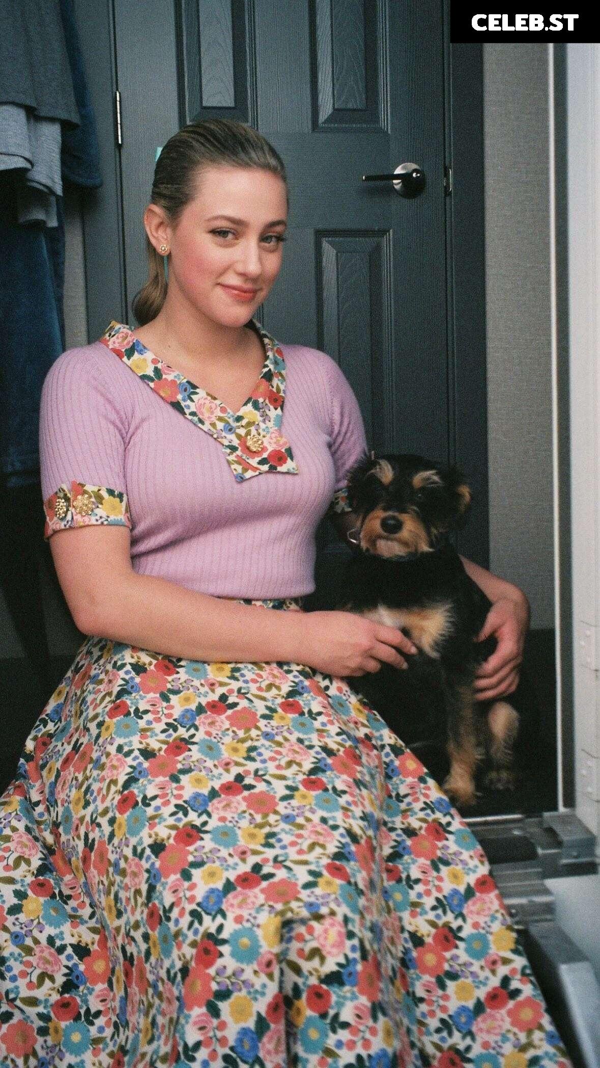 Lili Reinhart Image 1944079