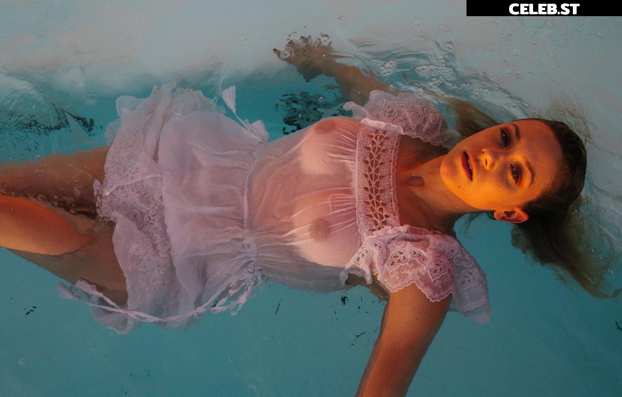 Lili Reinhart Image 1941593