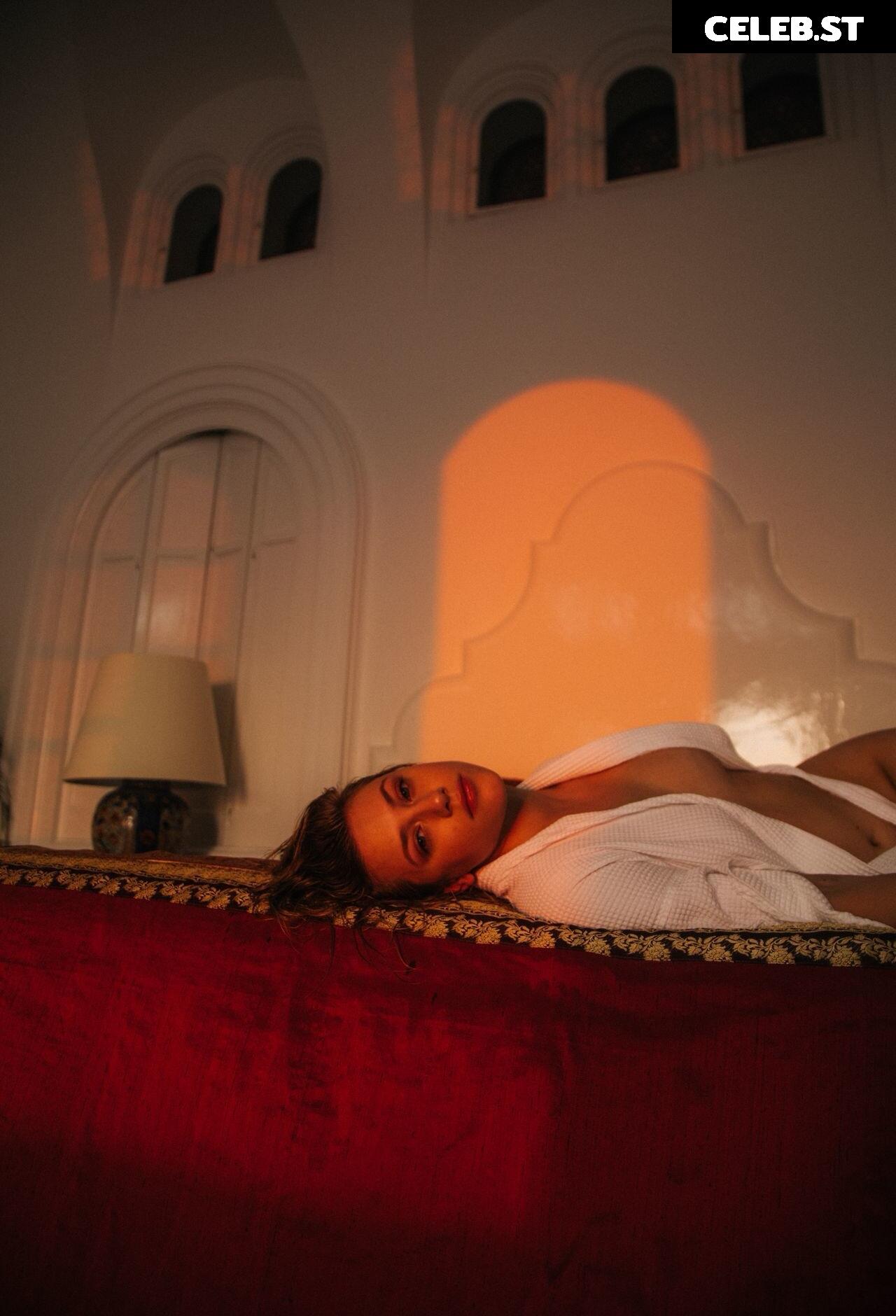 Lili Reinhart Image 1941534