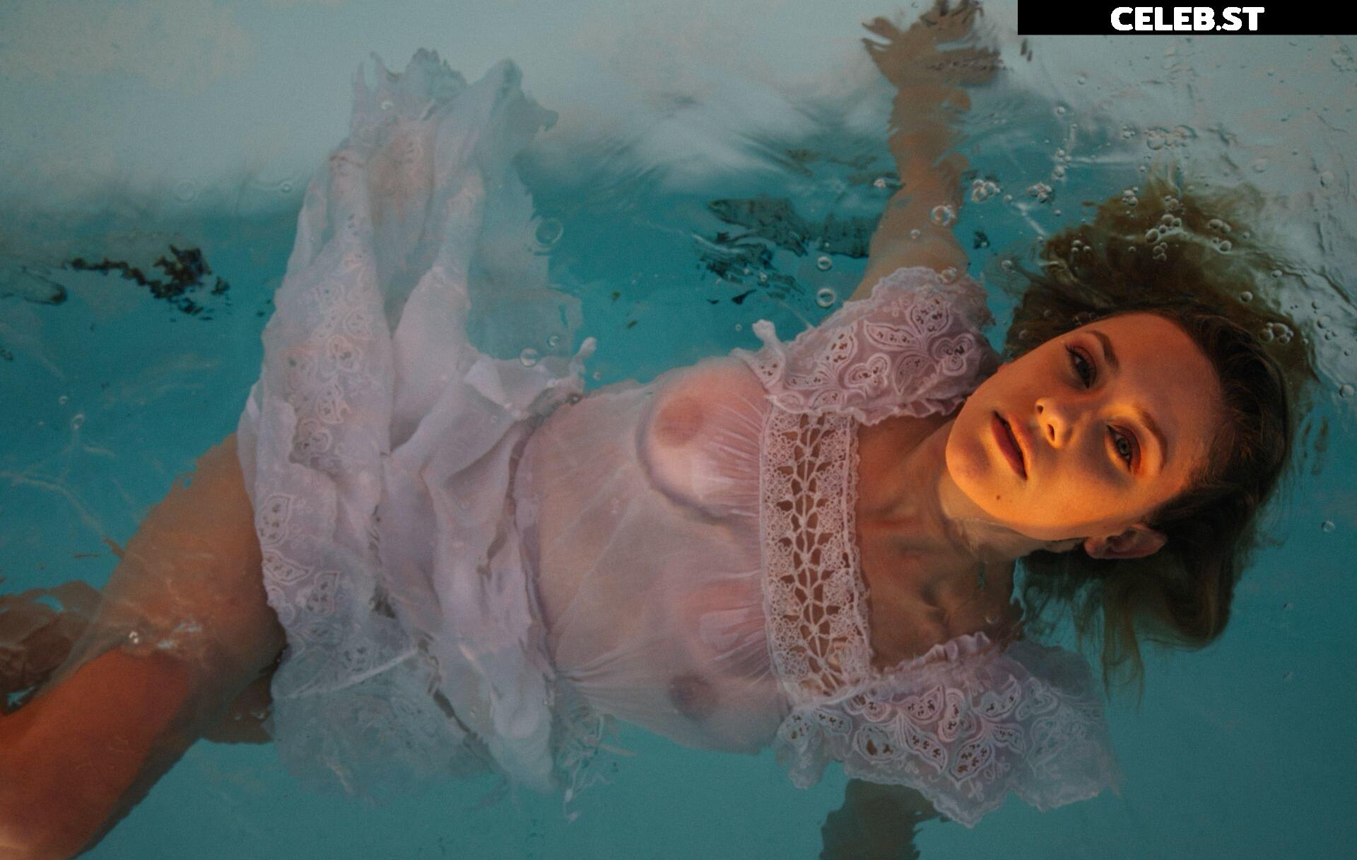 Lili Reinhart Image 1941420