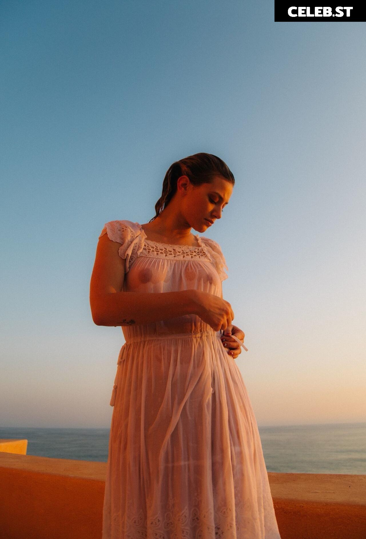 Lili Reinhart Image 1941652