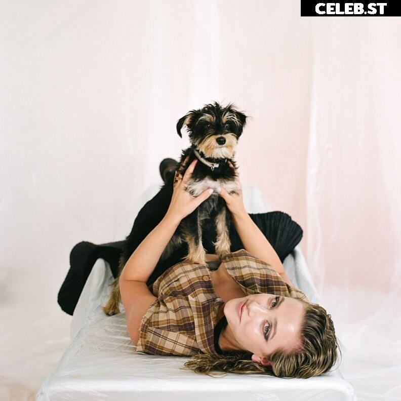 Lili Reinhart Image 1943942
