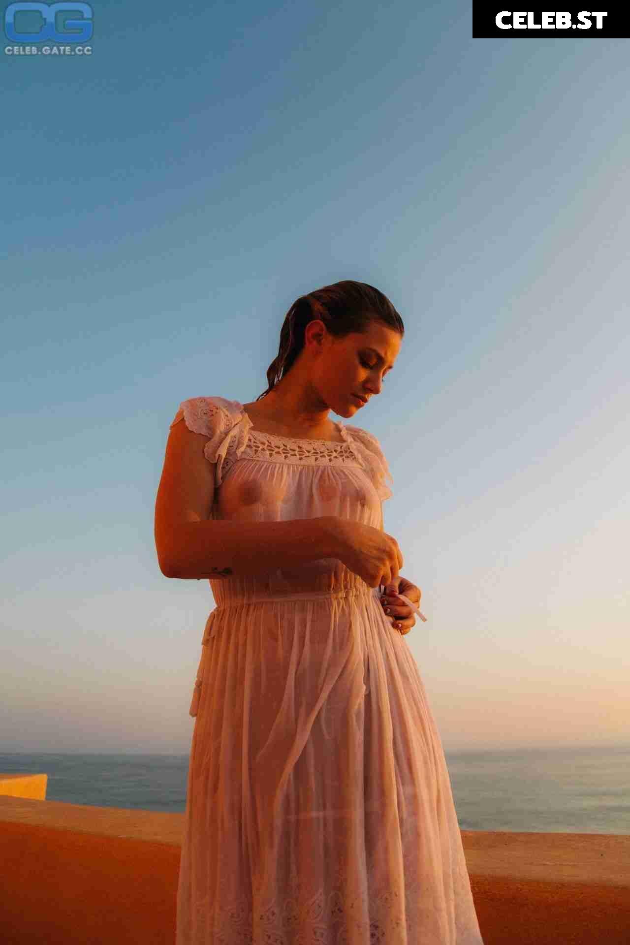 Lili Reinhart Image 1940736