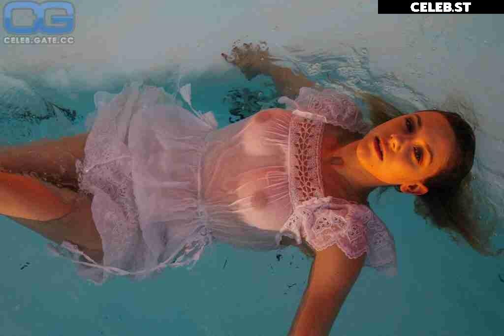 Lili Reinhart Image 1940938