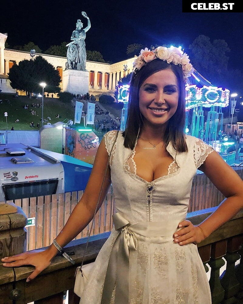 Jana Azizi Image 1949123