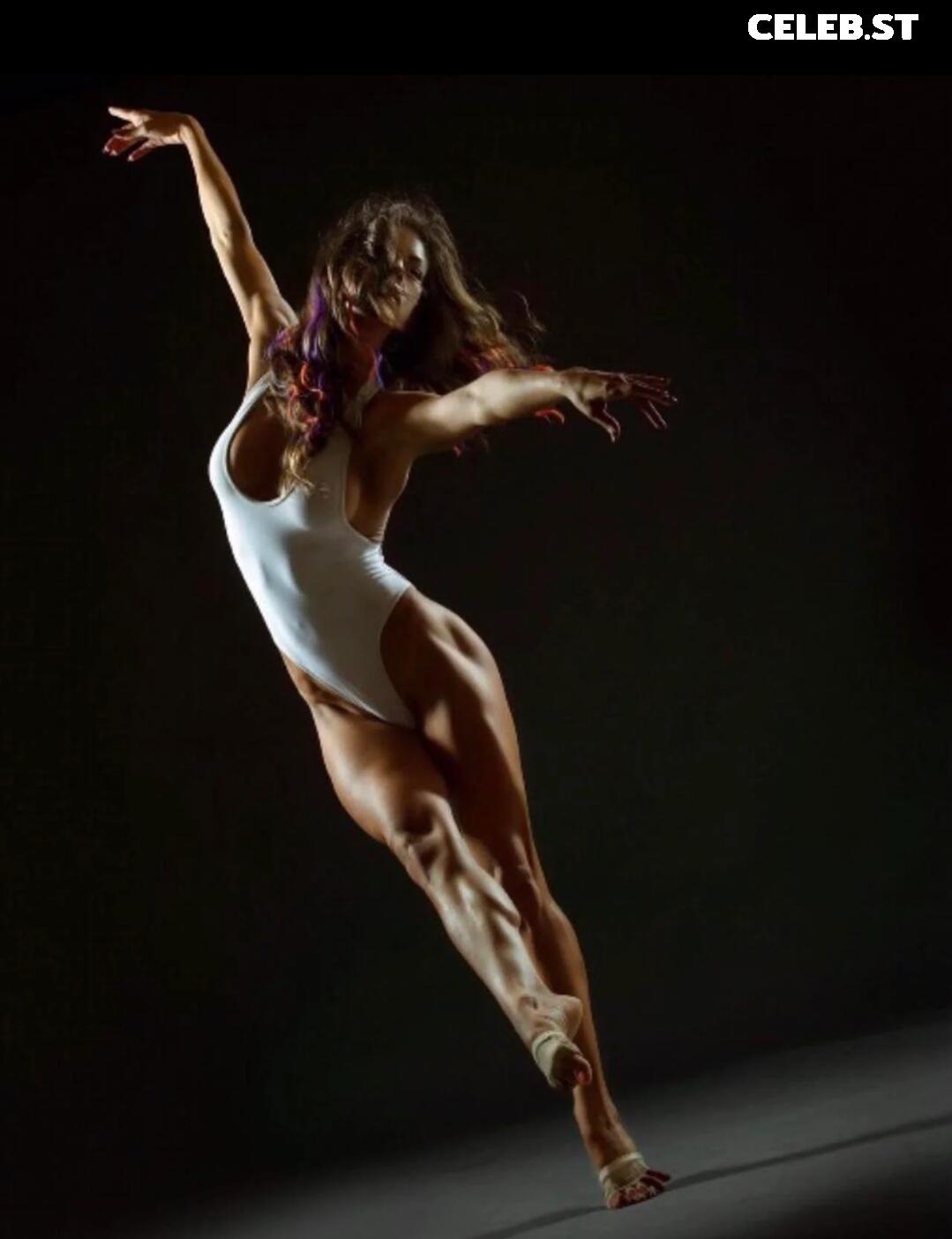 Ali Lee Image 1936379
