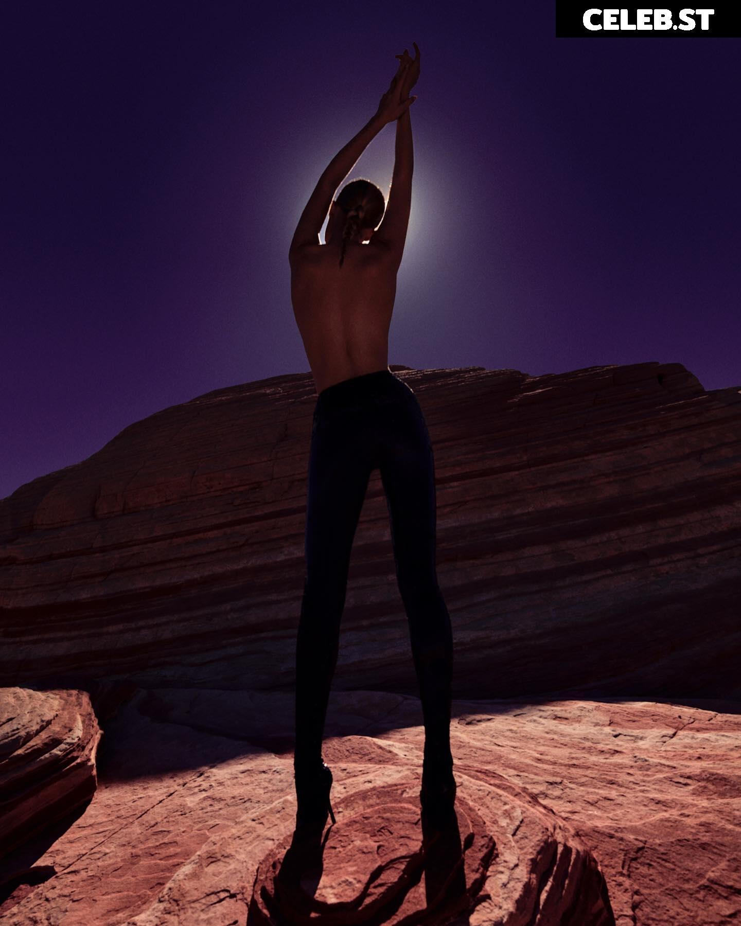 Toni Garrn Image 1931695