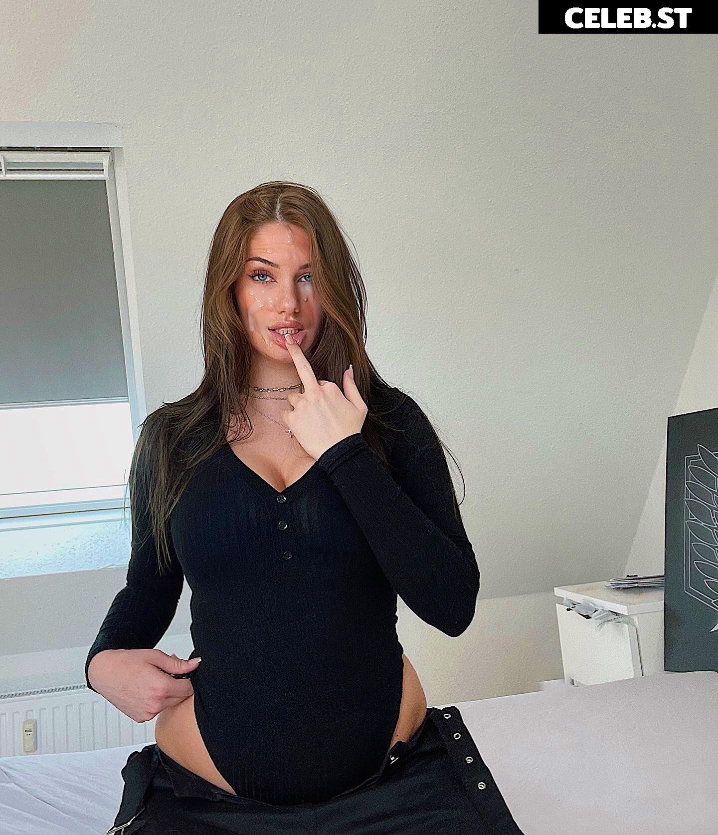 Faye.sxh Image 1915500