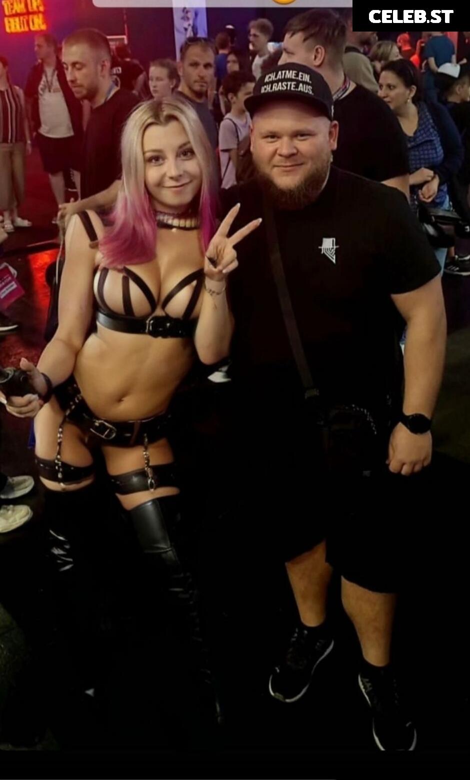 Jennyan Image 1918433