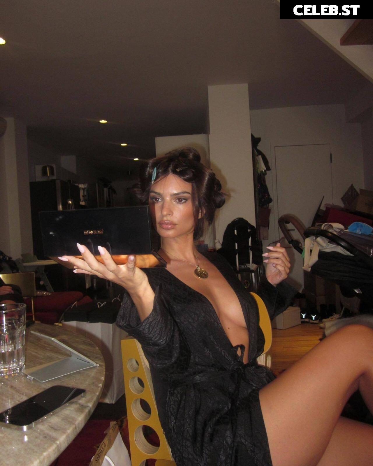 Emily Ratajkowski Image 1799702